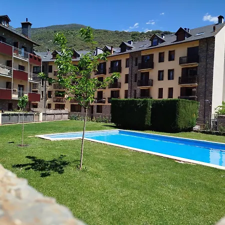 Pirineus Apartment *